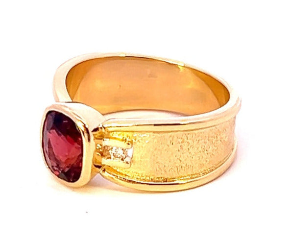 18ct Yellow Gold 3-Stone Garnet & Diamond Ring