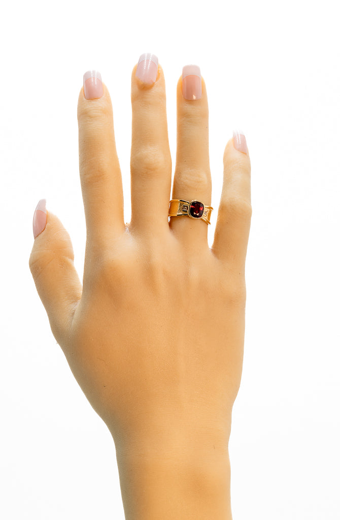 18ct Yellow Gold 3-Stone Garnet & Diamond Ring