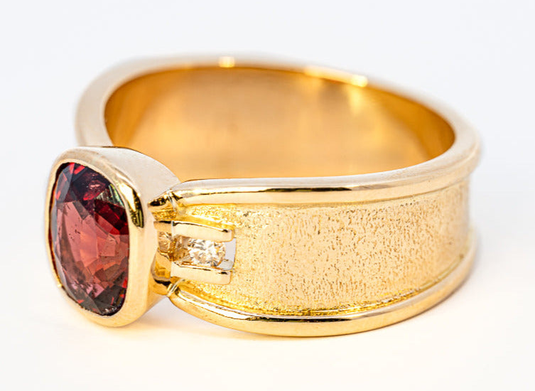 18ct Yellow Gold 3-Stone Garnet & Diamond Ring