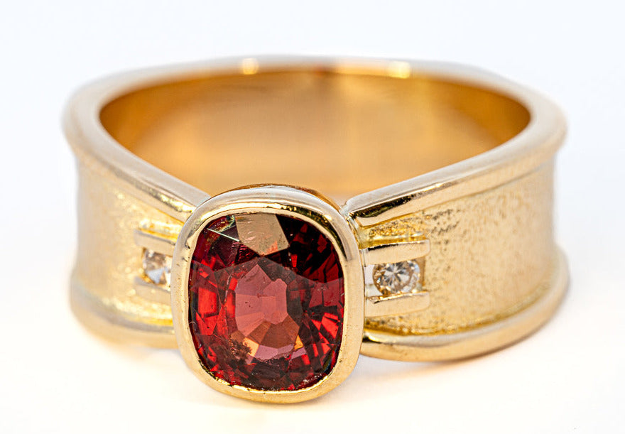 18ct Yellow Gold 3-Stone Garnet & Diamond Ring