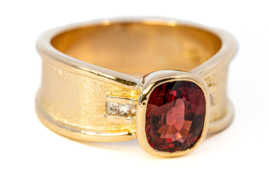 18ct Yellow Gold 3-Stone Garnet & Diamond Ring