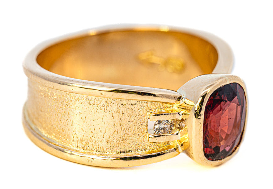 18ct Yellow Gold 3-Stone Garnet & Diamond Ring