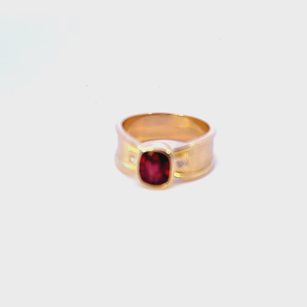 18ct Yellow Gold 3-Stone Garnet & Diamond Ring