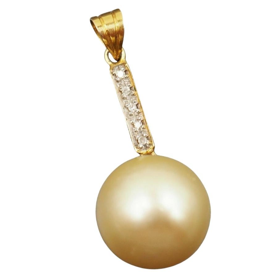 18ct Yellow Gold Diamond & Freshwater Pearl Pendant