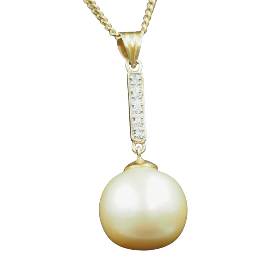 18ct Yellow Gold Diamond & Freshwater Pearl Pendant