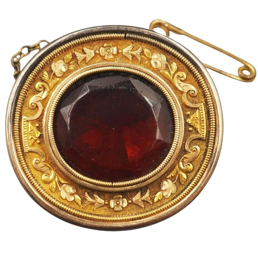 9ct Yellow Gold Brooch with Engraved Surrounding Red Glass